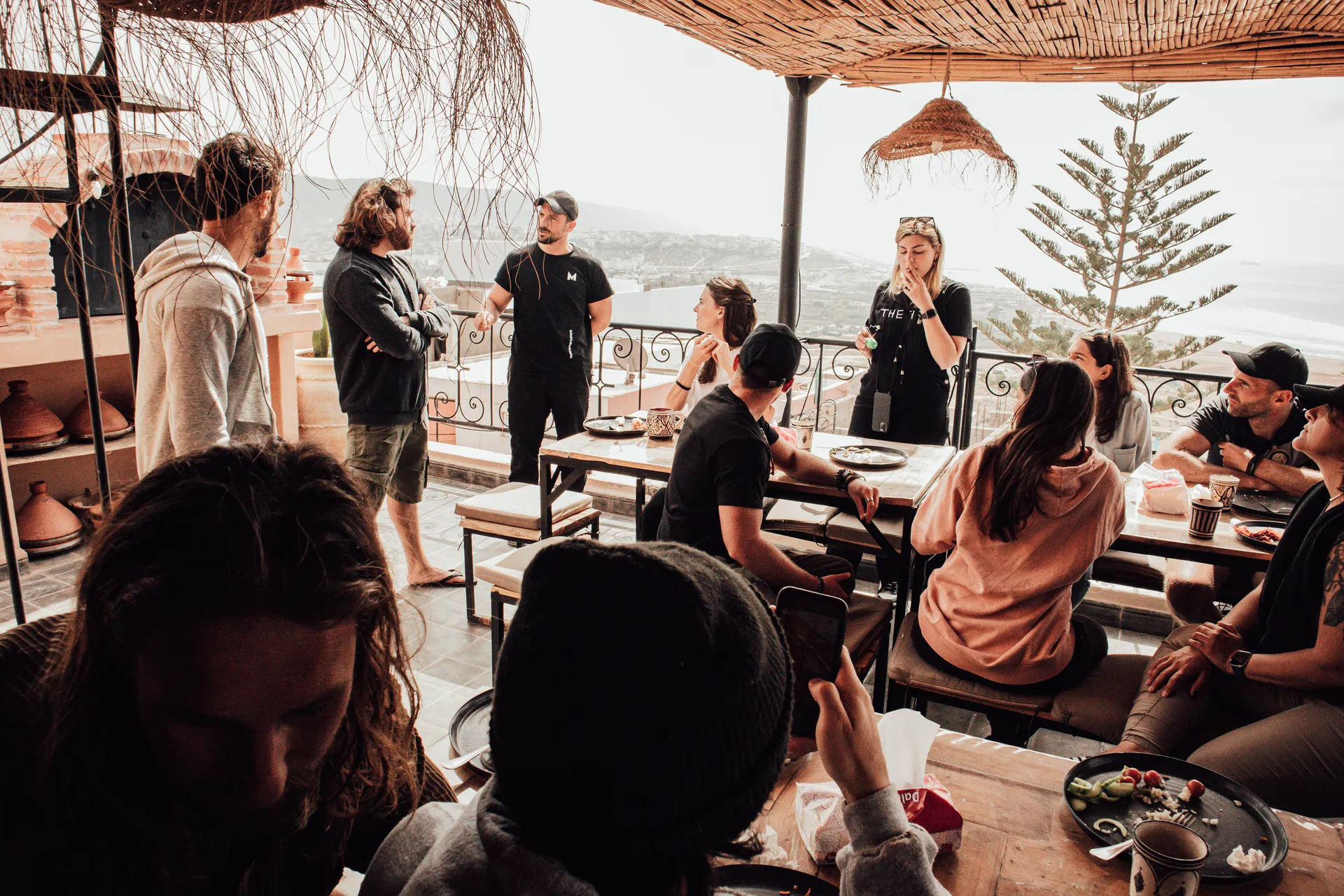 Team durante un momento di retreat in terrazza